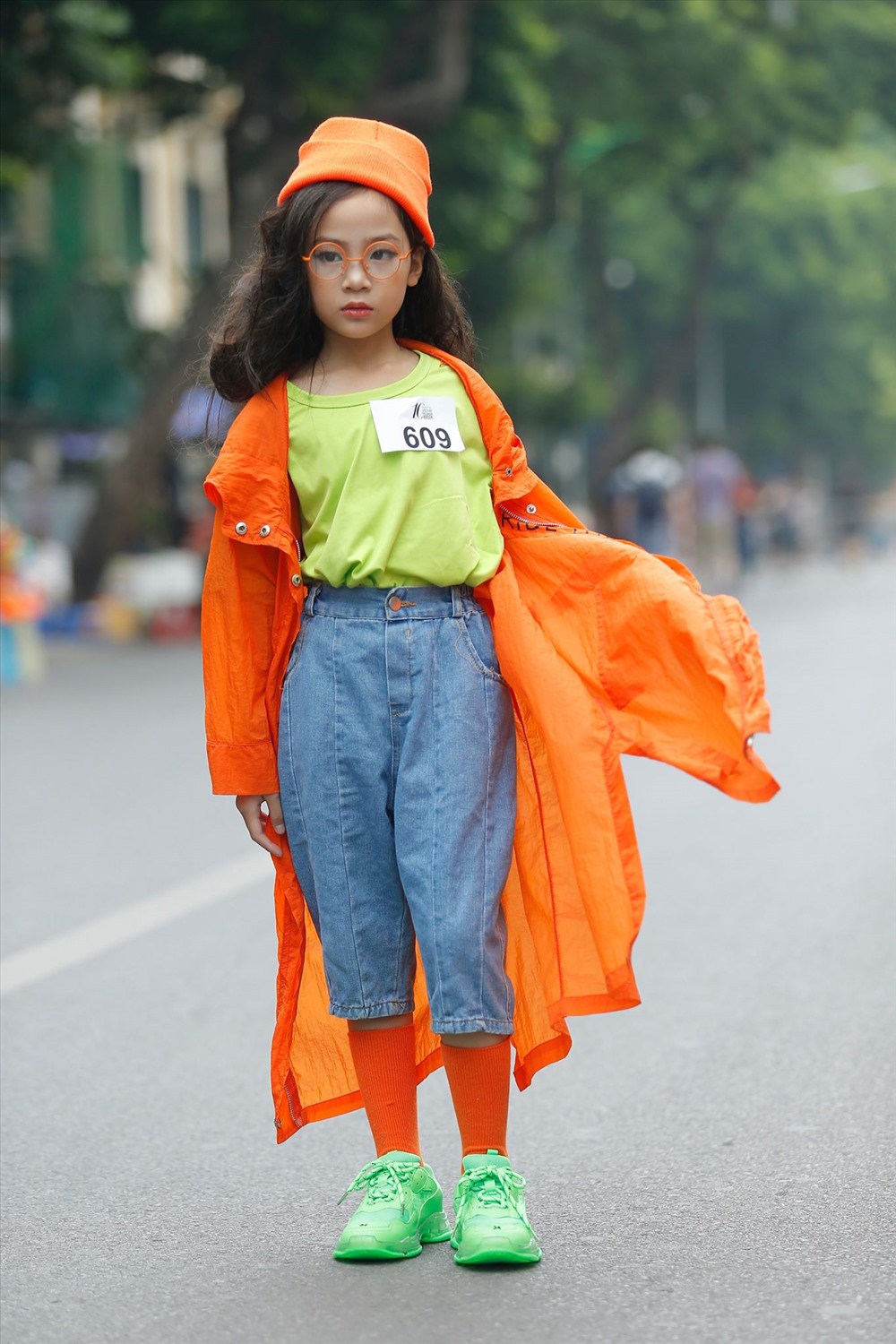 Gam màu neon đang được các bé ưa chuộng. Những phụ kiện đi kèm như kính mắt bản to, mũ beanie tôn lên vẻ dễ thương của tín đồ nhí.