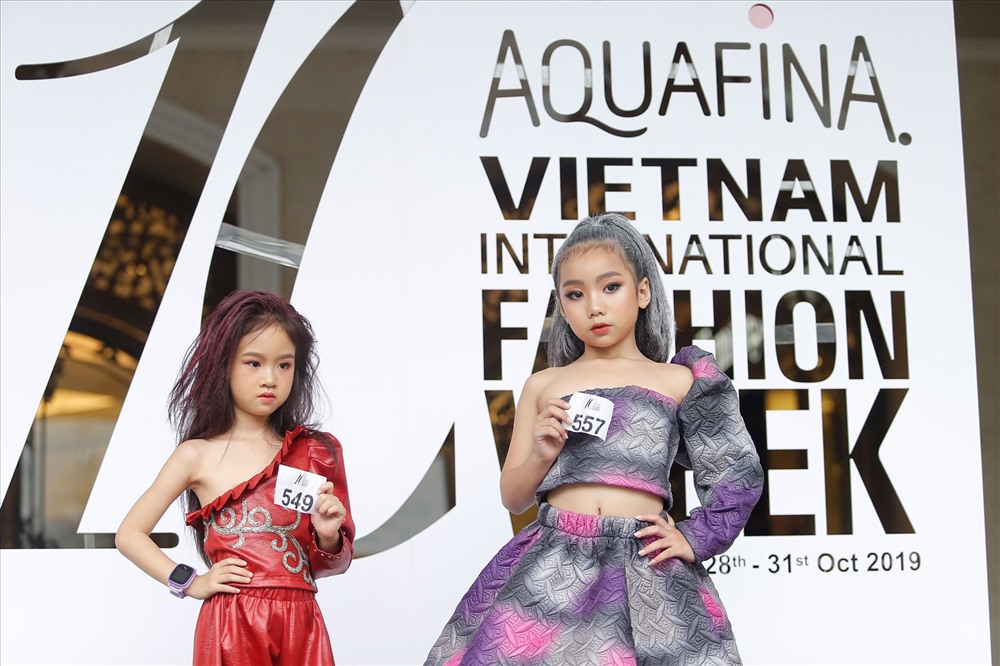 Không hề kém cạnh đàn anh, đàn chị, nhiều mẫu nhí xuất hiện trên phố đi bộ cũng thể hiện những thần thái ít ai có được, cùng với đó là những trang phục được phối một cách độc đáo.