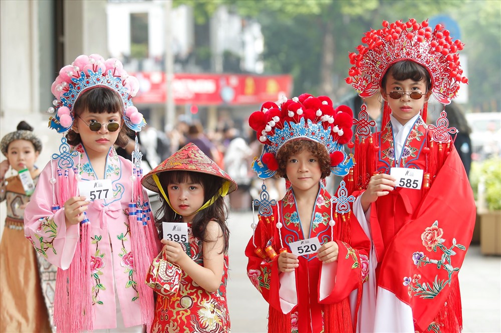 Cùng với những bộ đồ phá cách, trang phục truyền thống cách điệu cũng được nhiều mẫu nhí yêu thích.