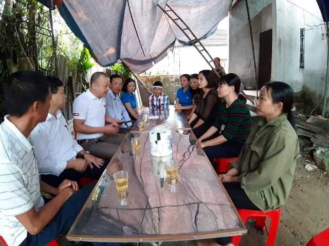 Nhiều người không khỏi xót xa khi đến thăm hoàn cảnh của cháu Hưng