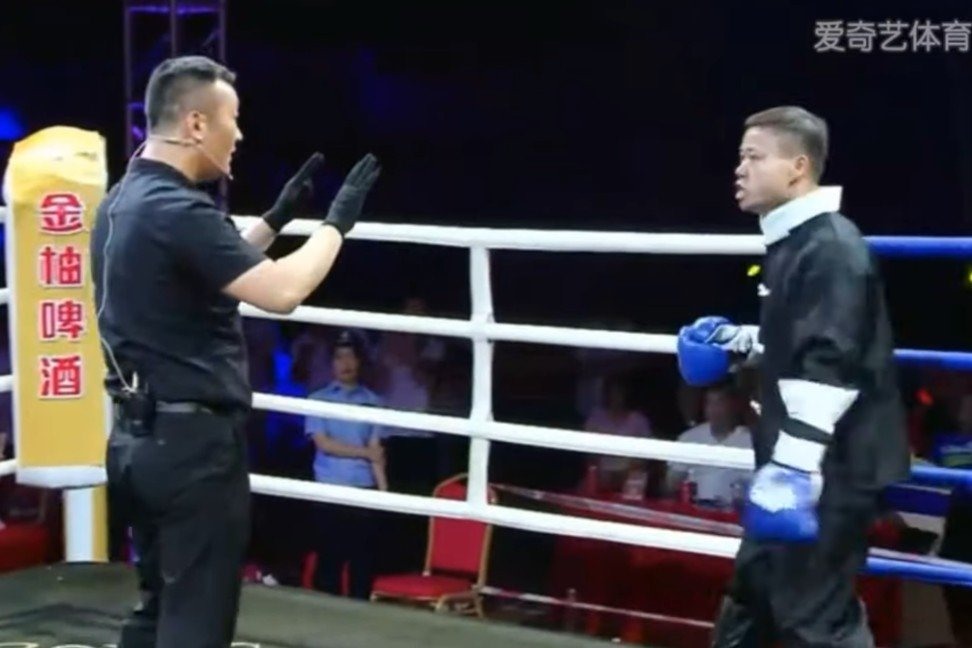 Trọng tài nhiều lần buộc phải dừng trận đấu để xem cao thủ kung fu còn thi đấu tiếp được không trước những đòn nặng của cao thủ MMA