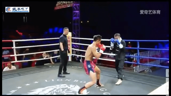 Cú móc trái trúng mặt knockout cao thủ kung fu