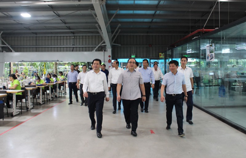 Đoàn công tác tham quan phân xưởng may