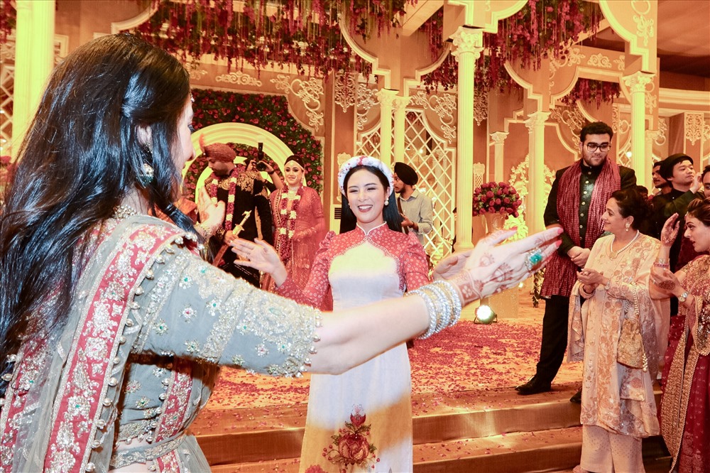 Hoa hậu có những trải nghiệm thú vị tại lễ cưới kéo dài 5 ngày.