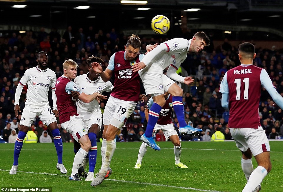 Pulisic bật cao hơn tất cả, đánh đầu ghi bàn ở phút thứ 56. Ảnh: Reuters
