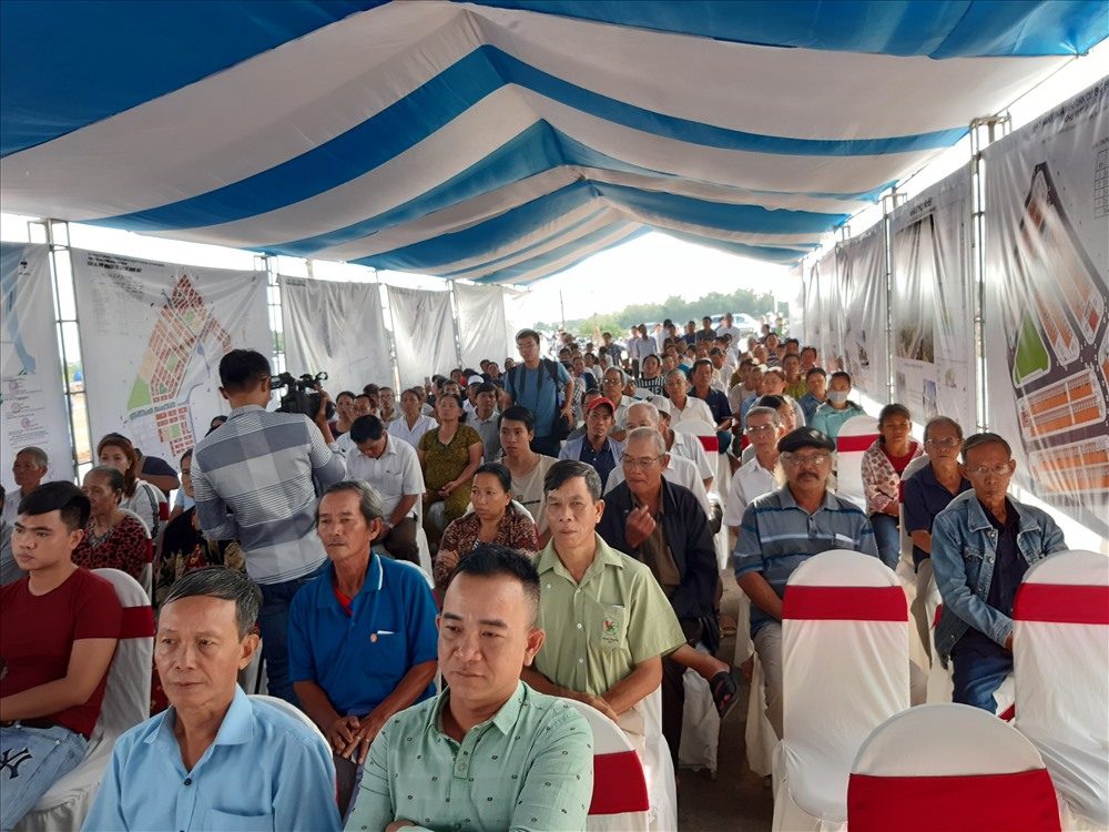 Đông đảo người dân đến nghe và hỏi những thông tin về dự án. Ảnh: PĐ.