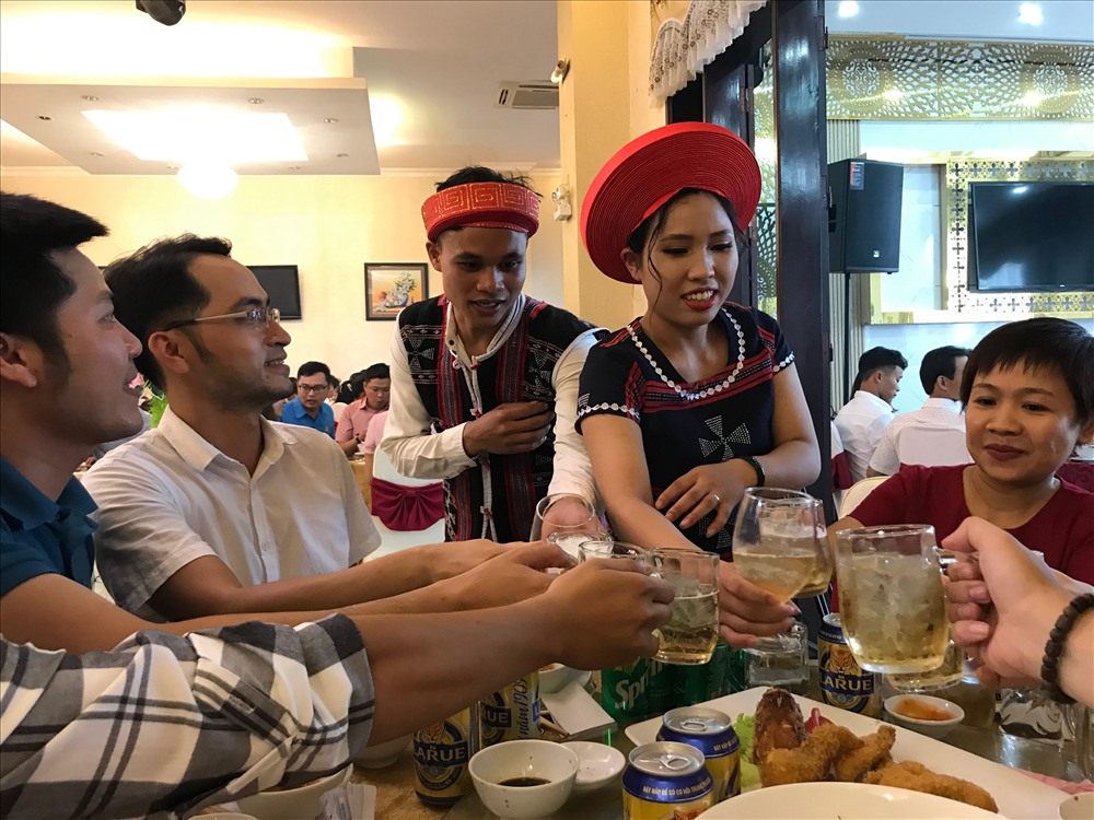 Cặp đôi Hồ Thị Tới và Ating Xưa người Cơ Tu. Ảnh: H.V.M