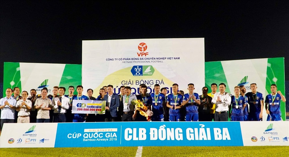 Bình Dương nhận giải đồng hạng Ba. Ảnh: VPF