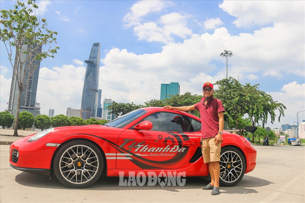 Anh Nguyễn Vi Tự (tên thường gọi Tự Thanh Đa) chủ nhân của chiếc Porsche 987 GTS cho biết, mẫu xe này đăng kiểm lần đầu tại Việt Nam vào năm 2010. Đến nay, động cơ và các thiết bị trên xe vẫn còn nguyên bản.