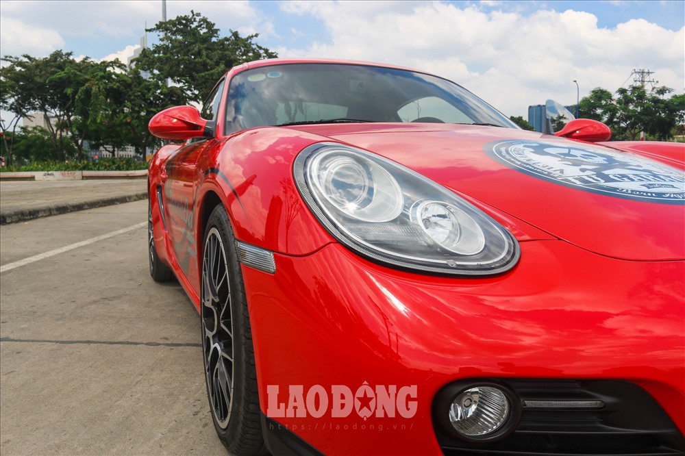 Hệ thống đèn chiếu sáng được tích hợp công nghệ chiếu sáng thích ứng Porsche Dynamic Light System Plus.
