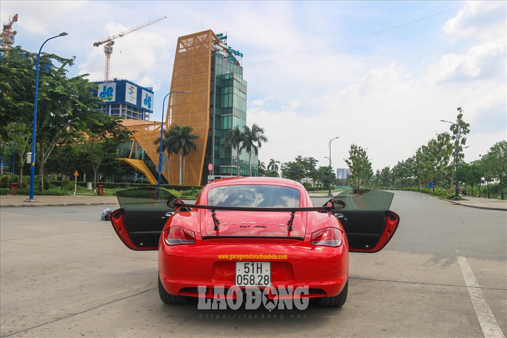 Động cơ xe được đặt ở phía sau, dung tích 2.9L với hộp số ly hợp kép 7 cấp, 255 mã lực và tăng tốc từ 0-100km trong 4,5 giây.