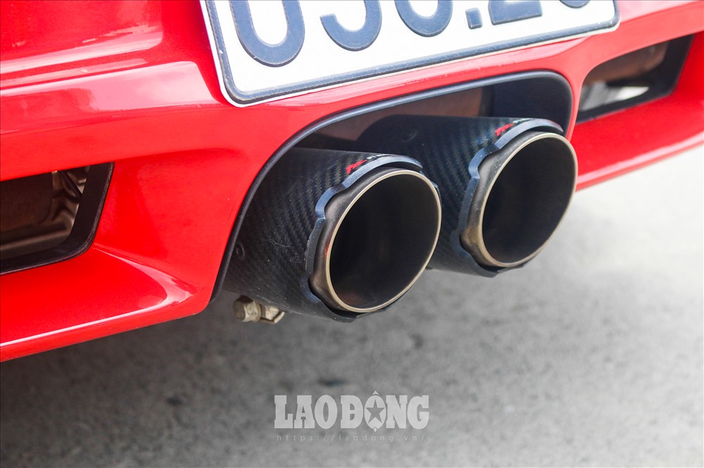 Hệ thống ống xả được nâng cấp với cặp pô ốp carbon của Fi Exhaust, phát ra âm thanh uy lực, phấn khích từ khối động cơ boxer. Bộ khuếch tán phía sau cũng được làm từ vật liệu sợi carbon.