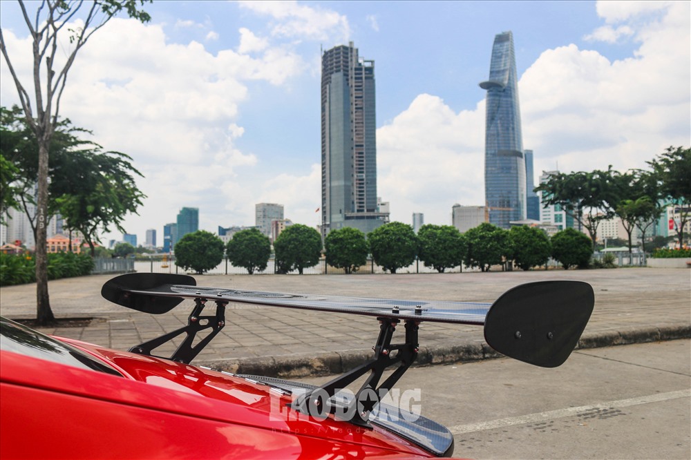Phần lướt gió đuôi xe được chủ nhân đặt hàng từ nước ngoài và độ thêm nhằm tạo sự khác biệt.