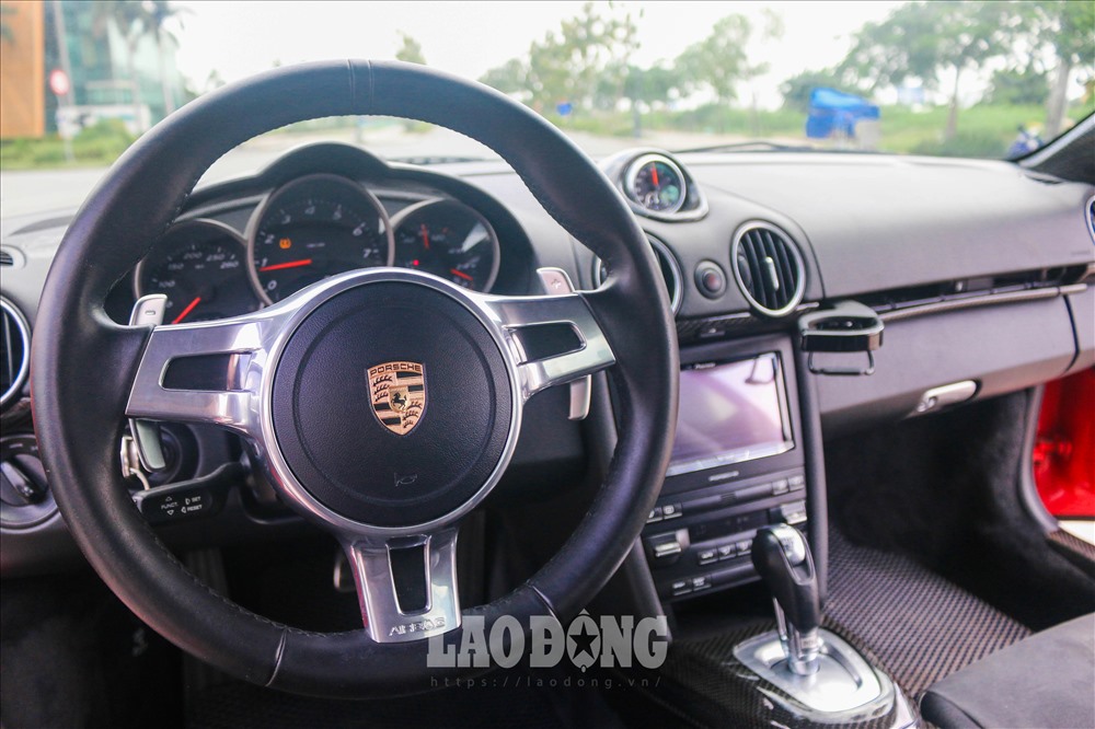 Vô lăng GT Sports quen thuộc trên các mẫu xe thể thao của hãng Porsch.