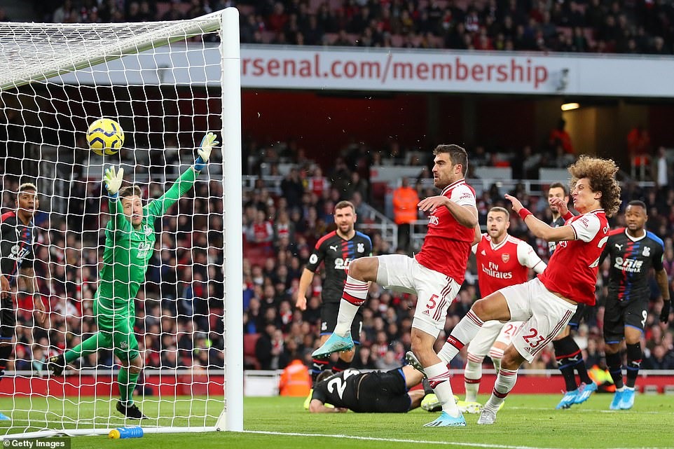 David Luiz (số 23) giúp đội chủ nhà nhân đôi cách biệt. Ảnh: Getty Images