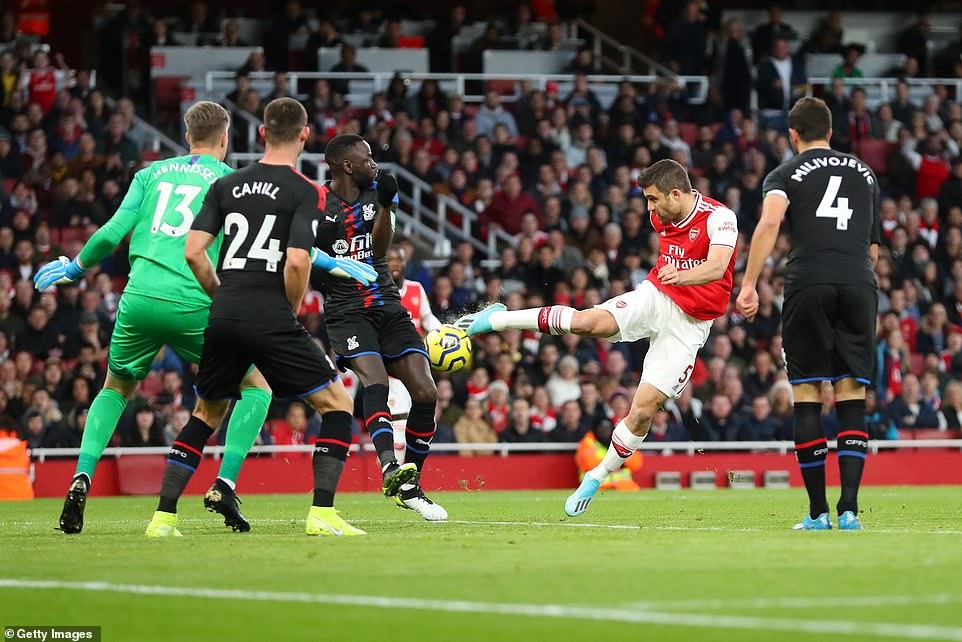 Sokratis (số 5) ghi bàn mở tỷ số trận đấu. Ảnh: Getty Images