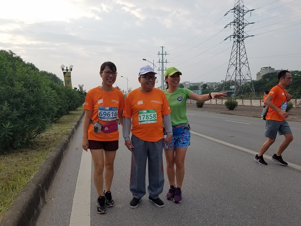 Vận động viên 87 tuổi (giữa) tham gia cự ly 5km