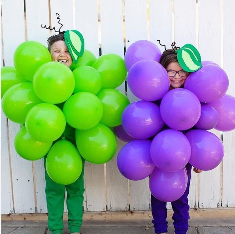 Hóa trang thành chùm nho trong ngày Halloween từ bong bóng sắc màu và gắn các phụ kiện cần thiết. Ảnh: USAToday.