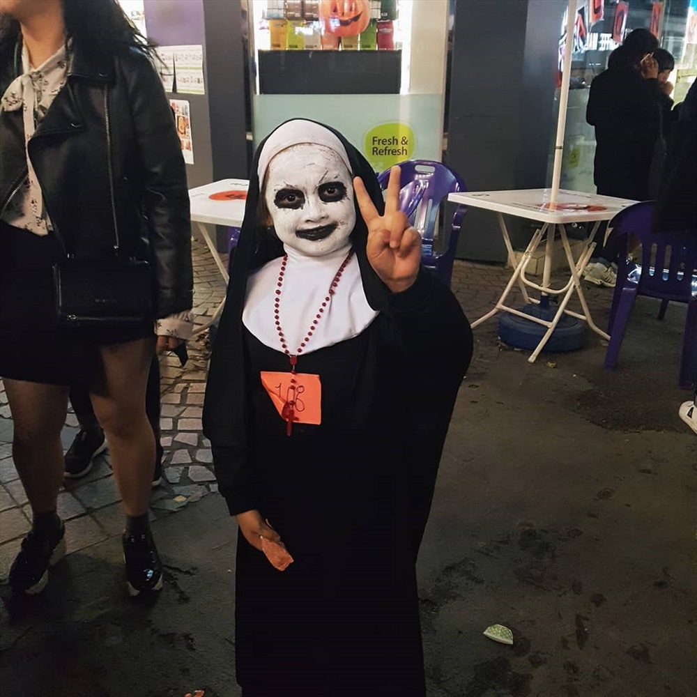 Hai phiên bản tiểu nữ tu đáng sợ và dễ thương cho mùa Halloween. Ảnh: Says.