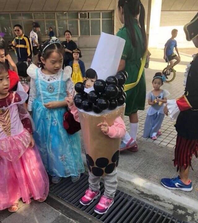 Em bé trà sữa hay em bé tô phở cũng là những kiểu trang phục mà bố mẹ có thể thử nghiệm. Ảnh: Says.