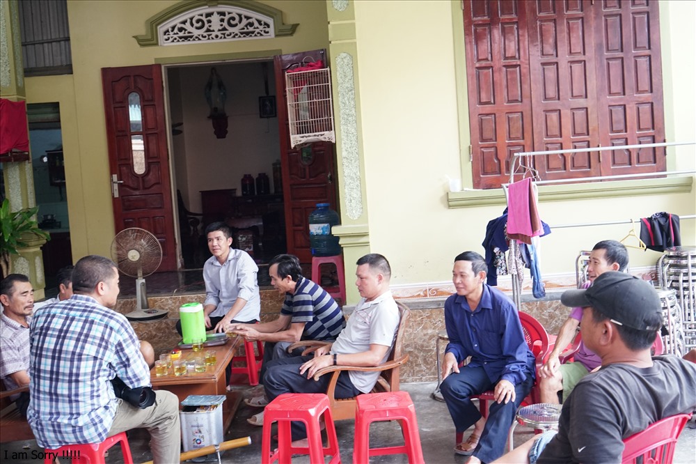 Hàng xóm, người thân đến động viên gia đình anh Nguyễn Văn Hùng. Ảnh: QĐ