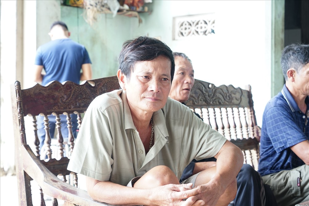 Bố anh Hoàng Văn Tiếp buồn bã đợi tin con. Ảnh: QĐ