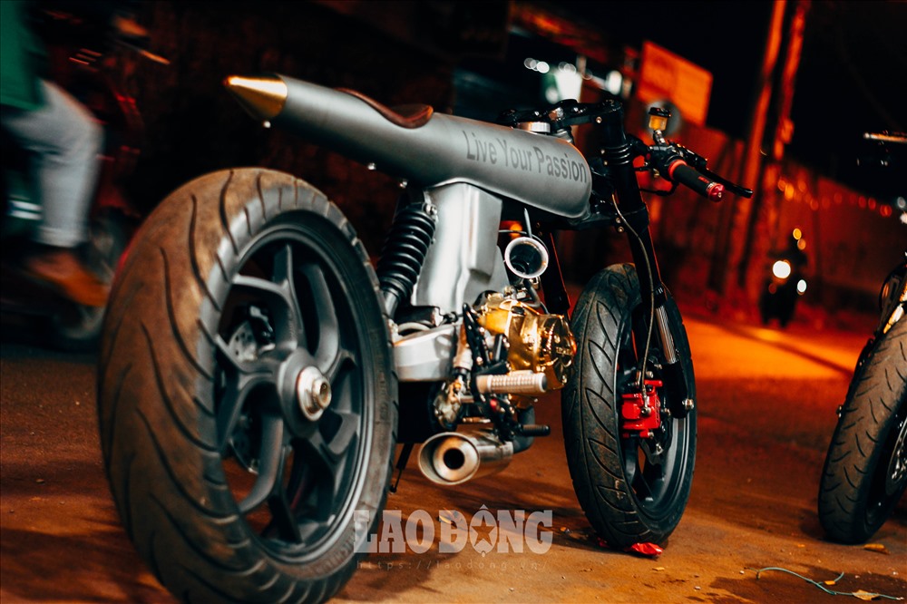 Thân của chiếc xe là Honda 67, máy của chiếc future neo 125 sử dụng hệ thống phun xăng điện tử Fi.