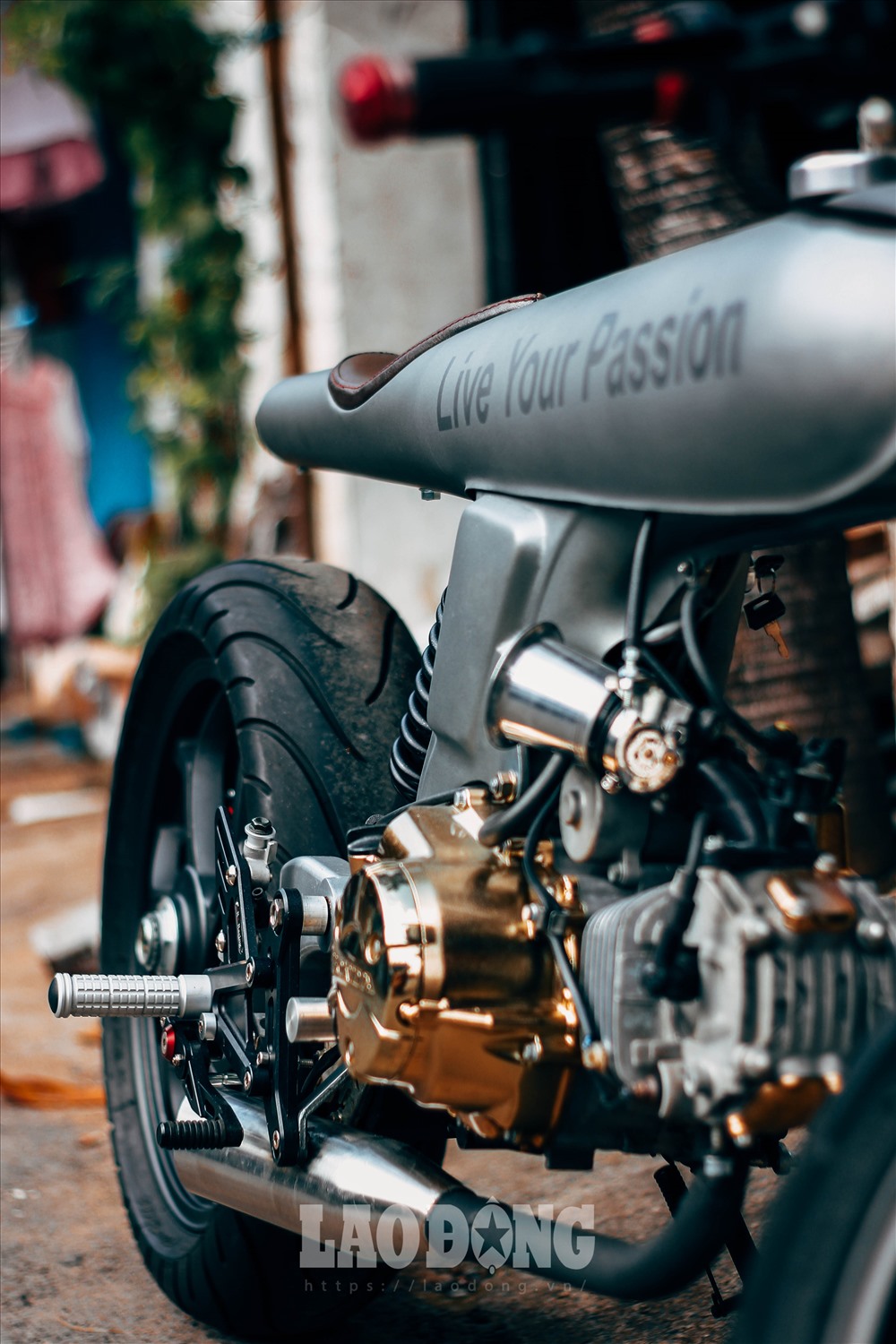 Thân của chiếc xe là Honda 67, máy của chiếc future neo 125 sử dụng hệ thống phun xăng điện tử Fi.