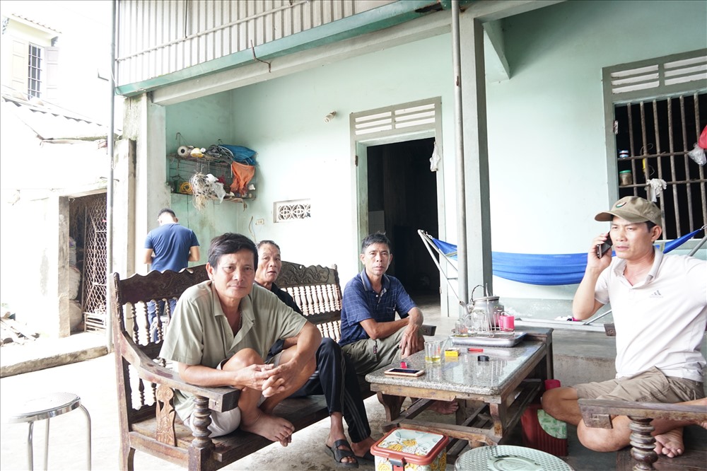 Gia đình anh Hoàng Văn Tiếp - xã Diễn Thịnh - Diễn Châu - Nghệ An mong ngóng tin tức do anh xuất cảnh sang Anh mất liên lạc nhiều ngày qua. Ảnh: QĐ