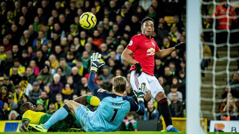Pha làm bàn tinh tế của Martial trong trận đấu với Norwich