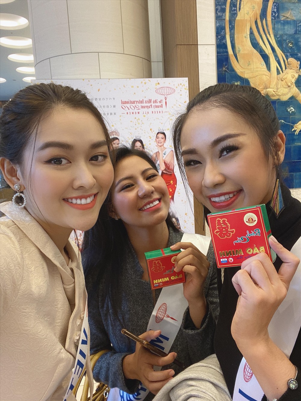 Các thí sinh thích thú với món quà của đại diện Việt Nam. Ảnh: TS.