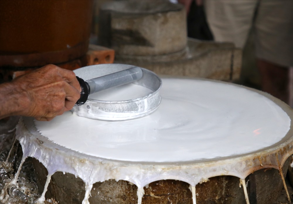 Để làm thành bánh, bột đổ lên tấm vải được căng sẵn trên một cái miệng nồi to có nước đang sôi bên trong. Người đổ bột phải khéo léo, làm sao cho lớp bột dàn đều và thật mỏng.