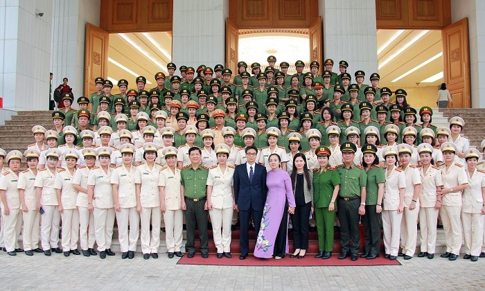 Phó Thủ tướng Chính phủ Vũ Đức Đam; Thứ trưởng Nguyễn Văn Sơn; đồng chí Hoàng Thị Ái Nhiên cùng các đồng chí trong Đoàn đại biểu Phụ nữ Công an tiêu biểu năm 2018. Ảnh BCA