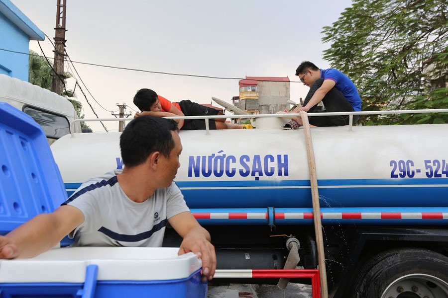 Cty Nước sạch Hà Nội phải cấp nước bằng xe stec cho người dân khu vực nước nhiễm dầu. Ảnh: PV