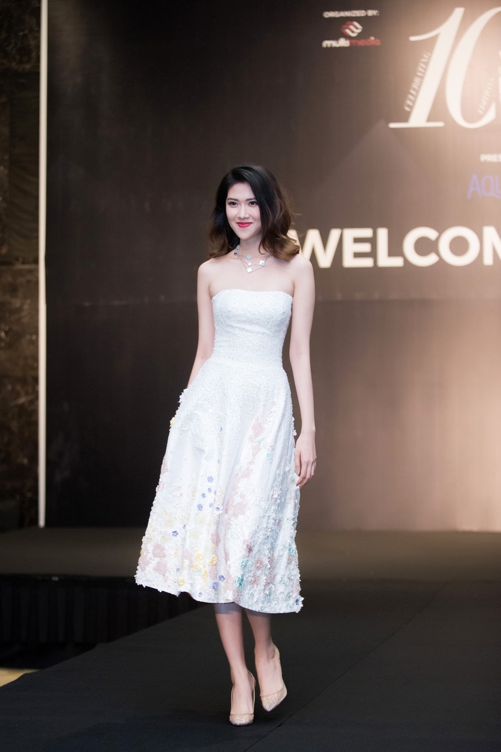 Người đẹp vẫn tự tin sải bước trên sàn catwalk trước thềm show diễn của nhà thiết kế thân thiết.