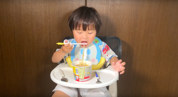 Bé Sa trong một Vlog. Ảnh cắt từ clip