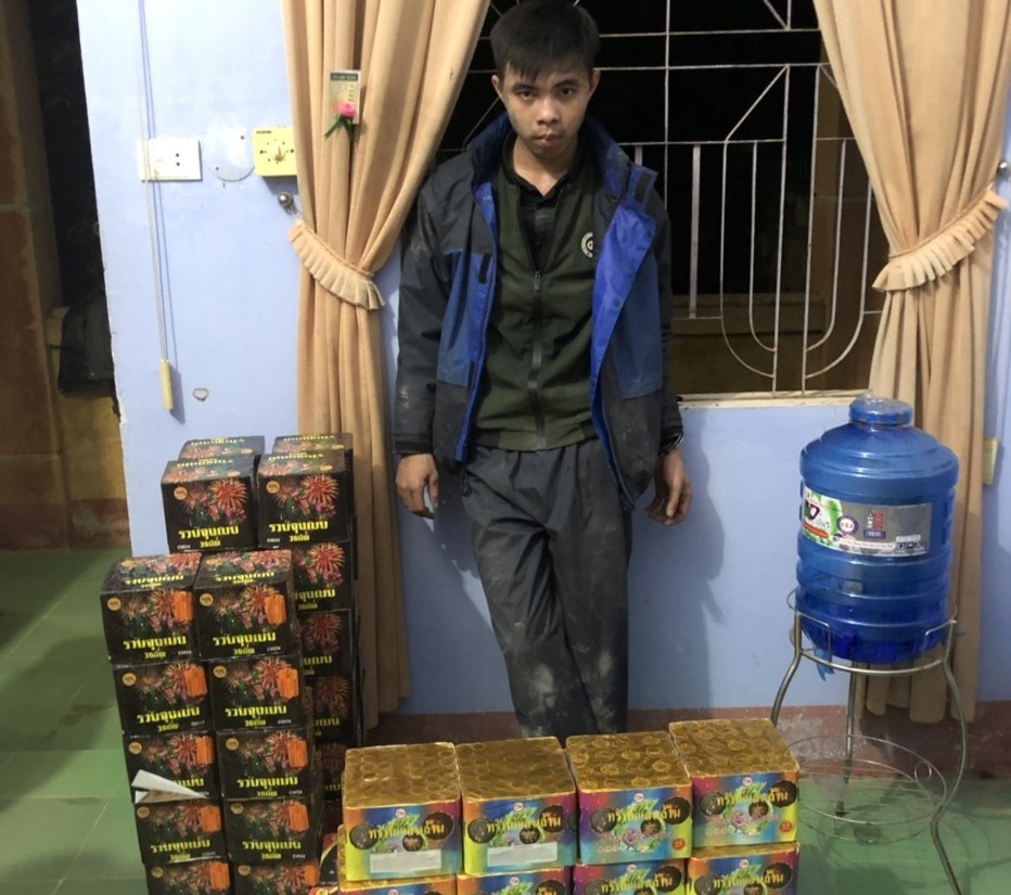Đối tượng và tang vật. Ảnh: NN.