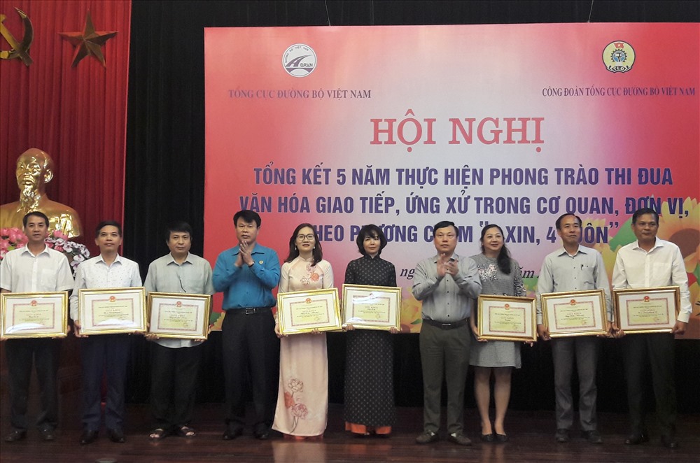 Ông Đỗ Nga Việt, Chủ tịch Công đoàn Giao thông Vận tải VN và ông Nguyễn Xuân Cường, Phó Tổng cục trưởng Tổng cục Đường bộ VN trao giấy khen của Tổng cục cho các tập thể đã đạt thành tích xuất sắc trong phong trào văn hóa “4 xin, 4 luôn” giai đoạn 2014-2019. Ảnh: Q.T