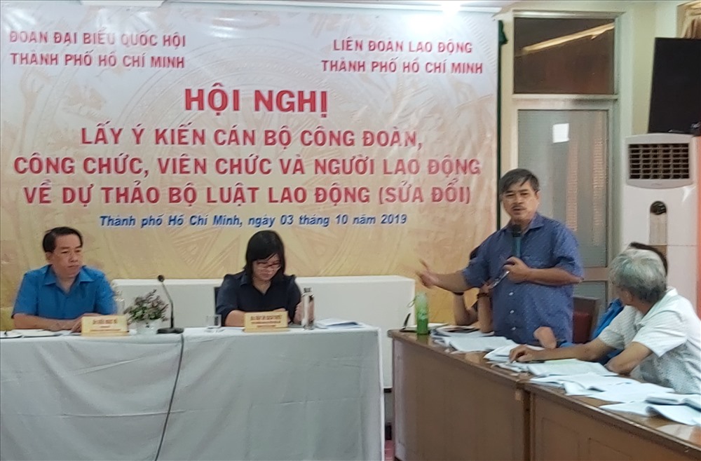 Ông Nguyễn Tất Năm (người đứng): Việt Nam có ngày nghỉ thấp so với các nước. Ảnh Nam Dương
