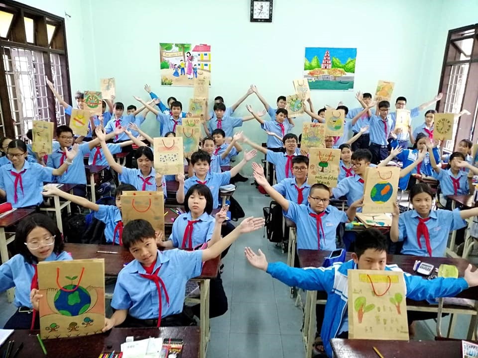 Ước tính đã có trên 7.000 túi giấy được các học sính, đoàn viên, người lao động toàn tỉnh làm ra để sử dụng tại chương trình nhằm hưởng ứng mục tiêu chống túi ny lông, rác thải nhựa. Ảnh: PĐ.