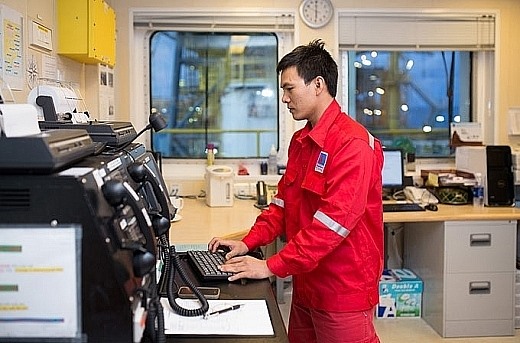 Công nhân trực trên giàn PV DRILLING V.
