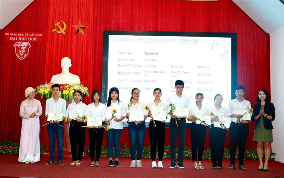 20 bạn sinh viên đầu tiên của Đại học Huế được nhận học bổng VietSeeds dịp này. Ảnh: PĐ. 20 bạn sinh viên đầu tiên của Đại học Huế được nhận học bổng VietSeeds dịp này. Ảnh: PĐ.