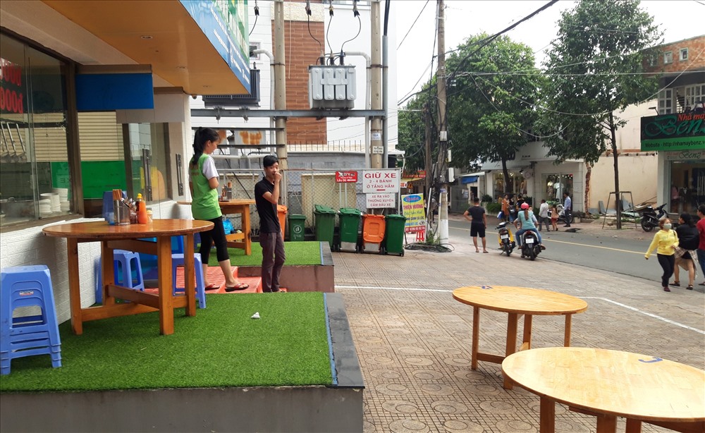 Do công an phong tỏa nên một số hộ kinh doanh không có khách - Ảnh: Đình Trọng.