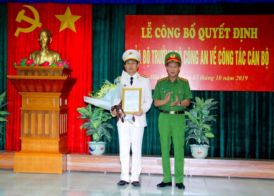Lãnh đạo Bộ Công an trao quyết định điều động, bổ nhiệm Giám đốc công an thành phố Hải Phòng. Ảnh CTV