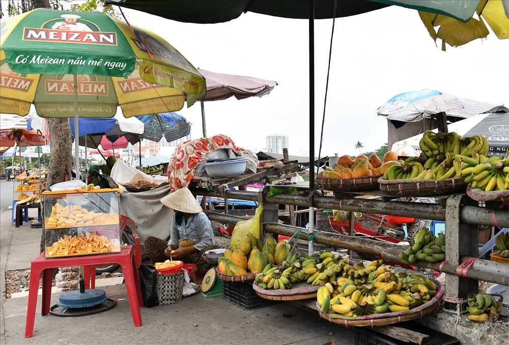 Trái cây miệt vườn giá rẻ mà tươi ngon. Chị Hai người Bến Tre, cả gia đình trên ghe thuyền đã 5 năm nay.