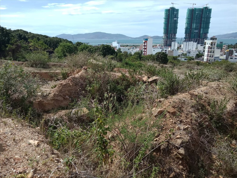 Ai chịu trách nhiệm, nếu những vị trí như “đại công trường” đất và đá này ở Nha Trang, Khánh Hòa đổ sập xuống khu dân cư, gây thiệt hại về người và tài sản khi bão số 5 đổ bộ?. Ảnh: Nhiệt Băng