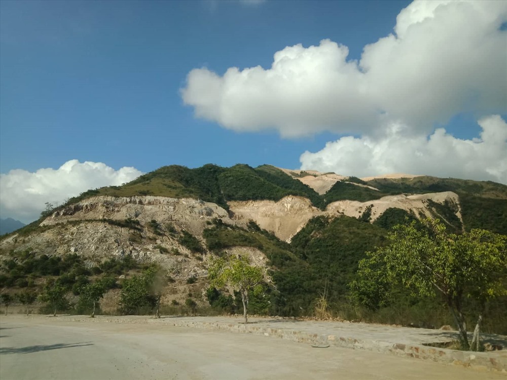 Ai chịu trách nhiệm, nếu những vị trí như “đại công trường” đất và đá này ở Nha Trang, Khánh Hòa đổ sập xuống khu dân cư, gây thiệt hại về người và tài sản khi bão số 5 đổ bộ?. Ảnh: Nhiệt Băng