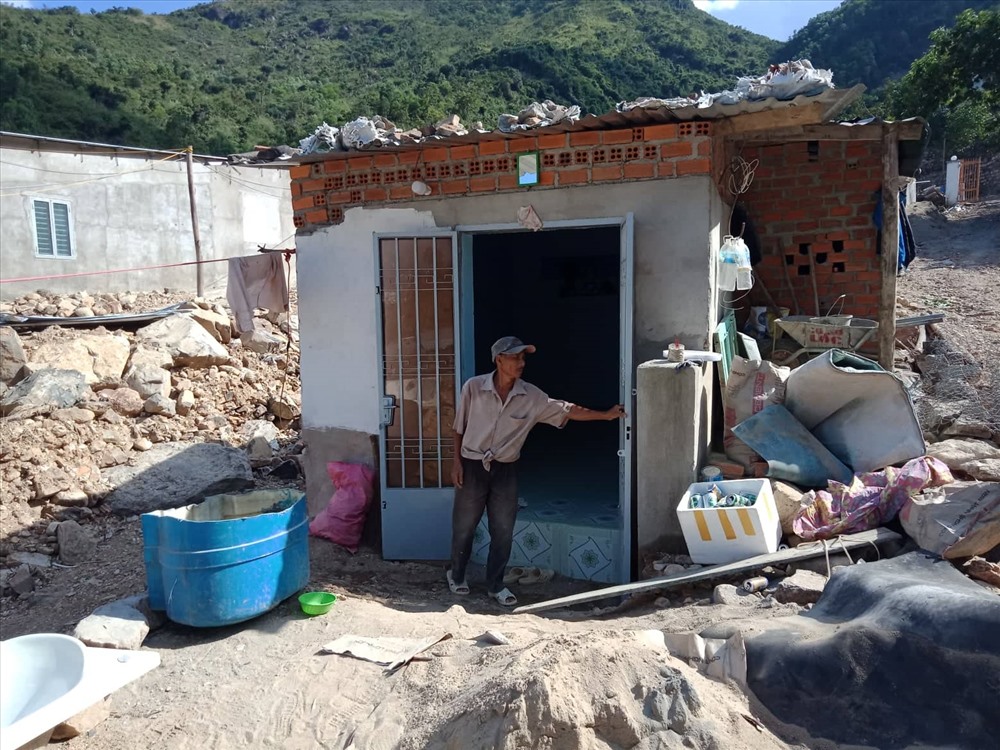 Từ sau Tết Nguyên đán, hàng chục hộ dân ở xóm Núi (thôn Thành Phát, xã Phước Đồng, TP Nha Trang) trở lại nơi cách đây hơn 3 tháng xảy ra trận sạt lở để xây dựng nhà cửa. Họ cho rằng không còn tiền để ở trọ, nên việc quay về vùng từng bị sạt lở để cất nhà ở là lựa chọn cuối cùng. Ảnh: Nhiệt Băng
