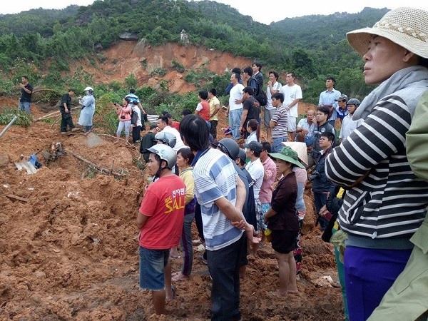 5h sáng 18.11.2018, vụ sạt lở kinh hoàng ở thôn Thành Phát, xã Phước Đồng, Nha Trang (Khánh Hòa) đã cướp đi tổng cộng 11 mạng người. Kề hiện trường vụ sạt lở này là một dự án mang tên Haborizon Nha Trang đang triển khai dở dang, ngổng ngang đất, đá. Ảnh: Nhiệt Băng