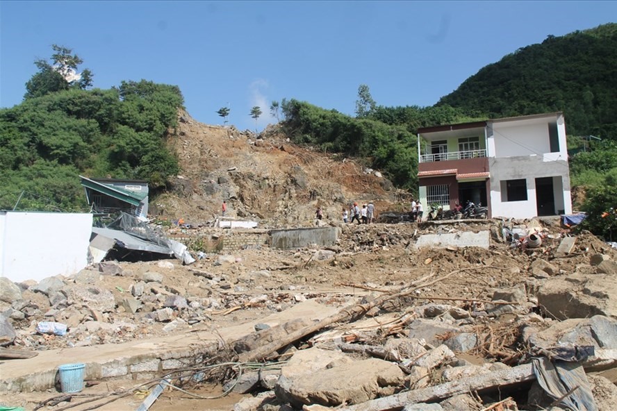 Người dân phường Vĩnh Hòa, Nha Trang, Khánh Hòa hẳn còn nhớ vụ sạt vỡ hồ bơi vô cực tại dự án Khu nhà ở cao cấp Hoàng Phú (do Công ty TNHH Đầu tư và phát triển Thanh Châu làm chủ đầu tư) vào ngày 18.11. Cả 4 người trong gia đình một giáo viên tử vong. Đó là thầy Trần Hoàng Phong (33 tuổi, giảng viên Trường cao đẳng Sư phạm trung ương 2, TP Nha Trang), vợ anh là Nguyễn Thị Thủy (33 tuổi, giáo viên trường mầm non Biển Xanh) cùng hai con nhỏ Trần Nguyễn Hoàng Quân (6 tuổi, học lớp 1) và Trần Phương Nhã Đan (gần 1 tuổi). Vụ sạt lở cũng vùi lấp và làm đổ sập 10 căn nhà.